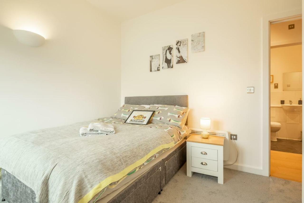 Central Bedford: Two Bedrooms, Breakfast Basket 外观 照片