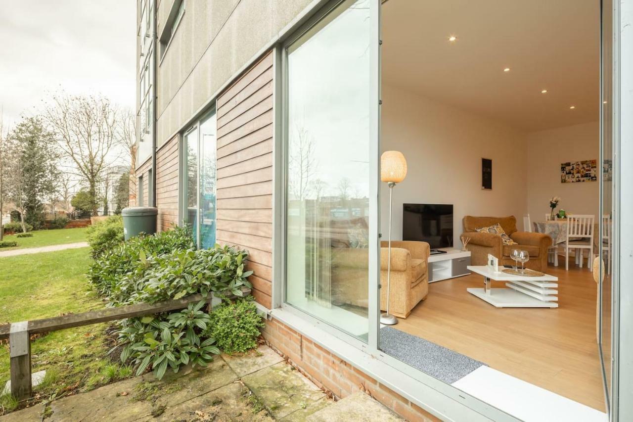 Central Bedford: Two Bedrooms, Breakfast Basket 外观 照片